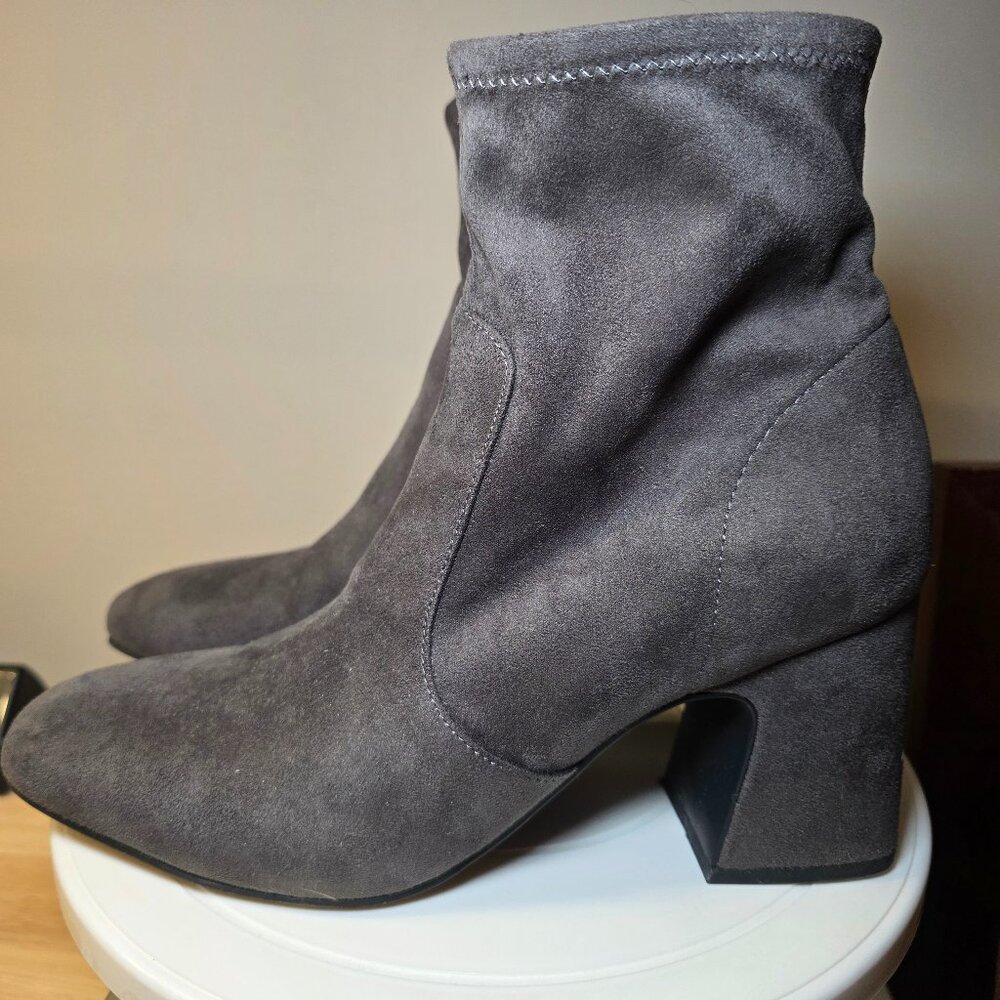 Unisa Women's Maddox ankle boots - Size 8.5 Gray Faux Suede